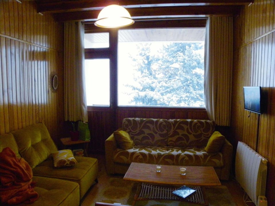 TV and multimedia, Living room, Seating area, Evening entertainment