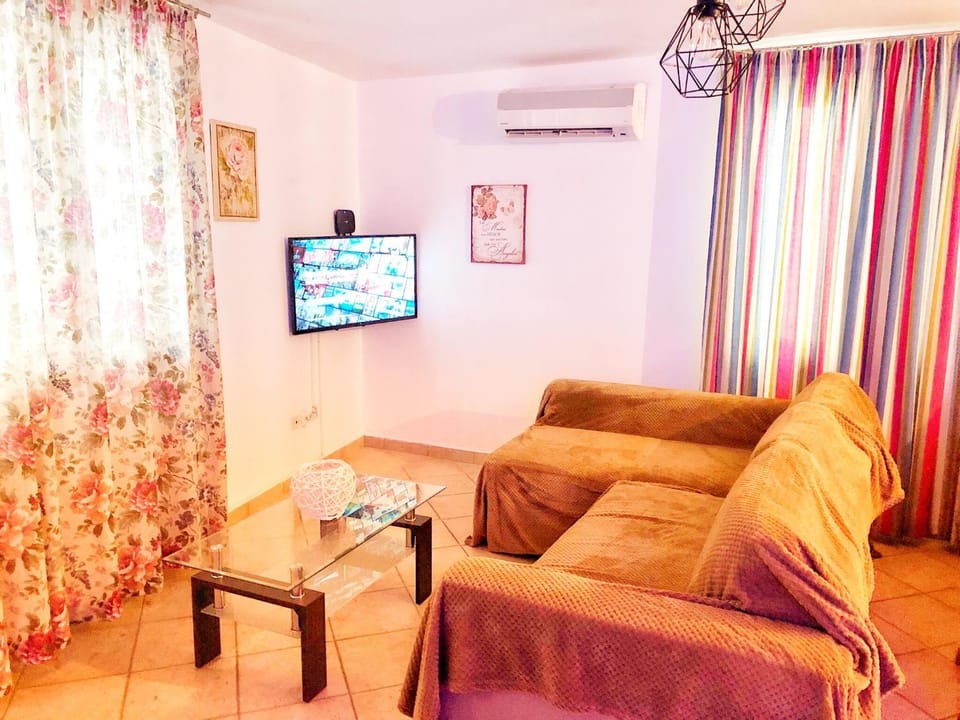 Toilet, Fishing, TV and multimedia, Coffee/tea facilities, Kitchen or kitchenette, Living room, Dining area, Beach, Diving, Street view, young children, older children, Family
