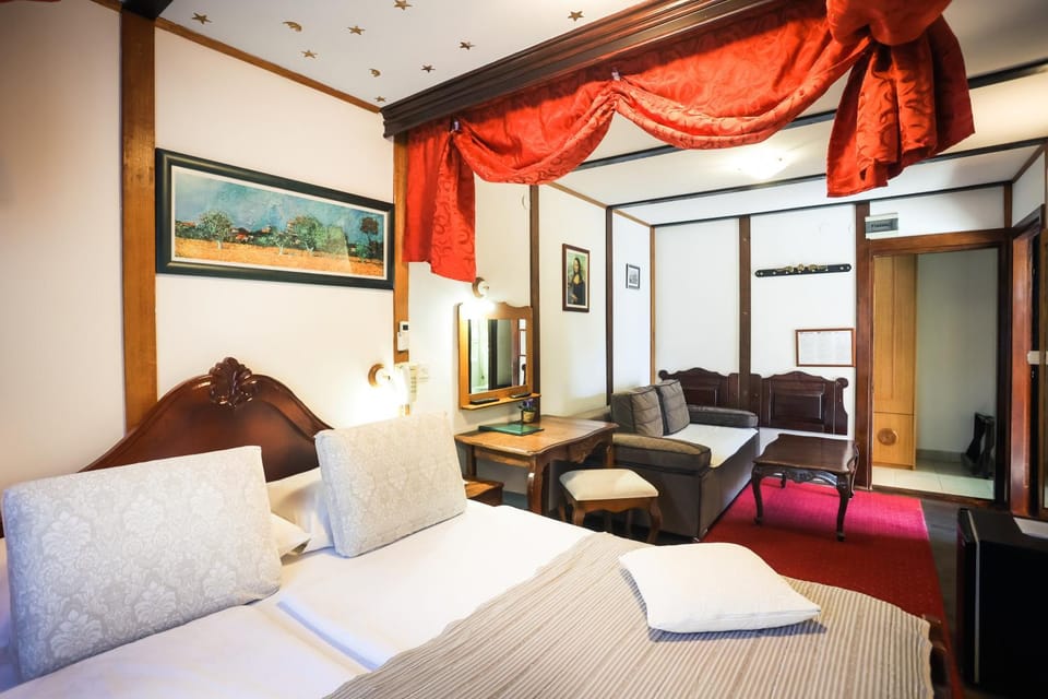 Bed, Photo of the whole room, Seating area, Bedroom