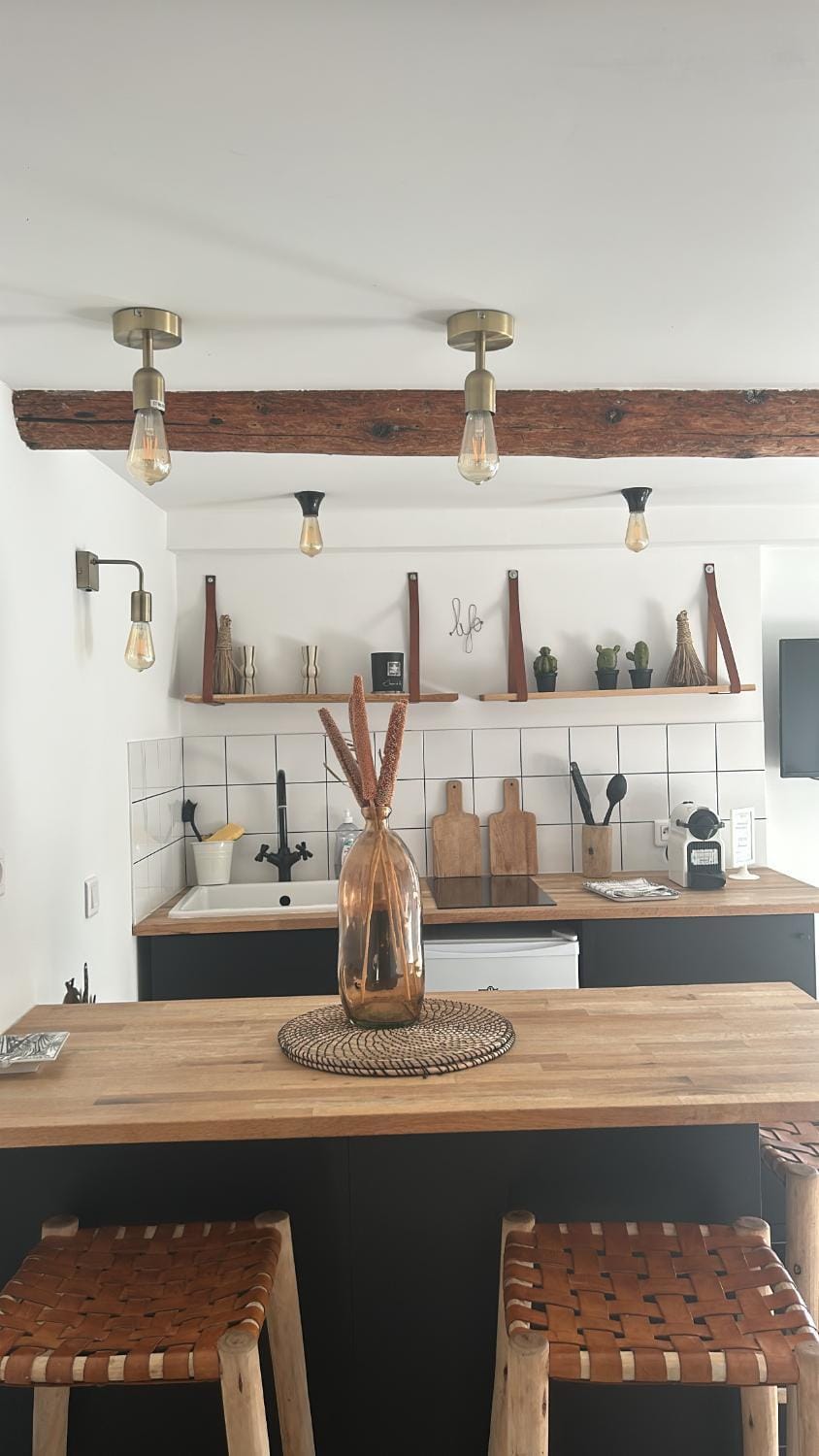 Kitchen or kitchenette, Dining area