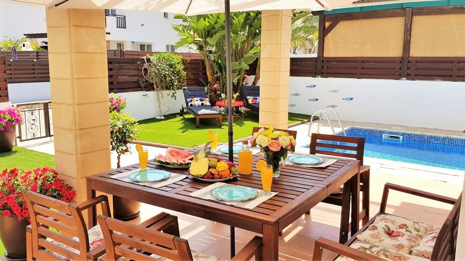 Seating area, Dining area, Pool view, Swimming pool, sunbed