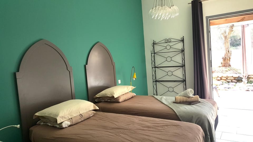 Bed, Photo of the whole room, Garden view