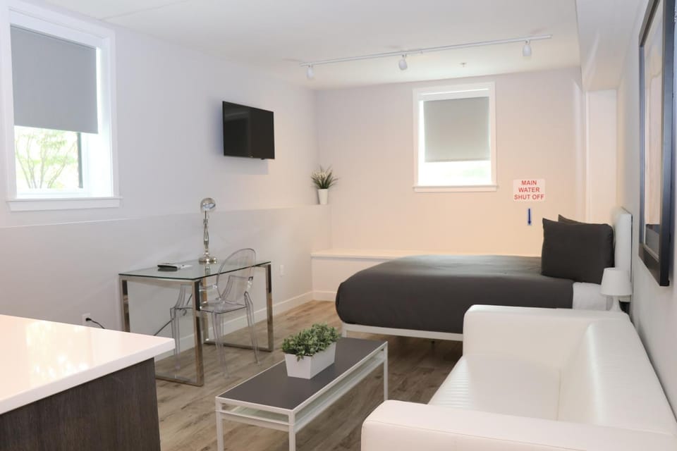 Bed, TV and multimedia, View (from property/room), Seating area, Bedroom