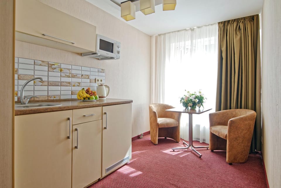 Kitchen or kitchenette, Seating area, Dining area