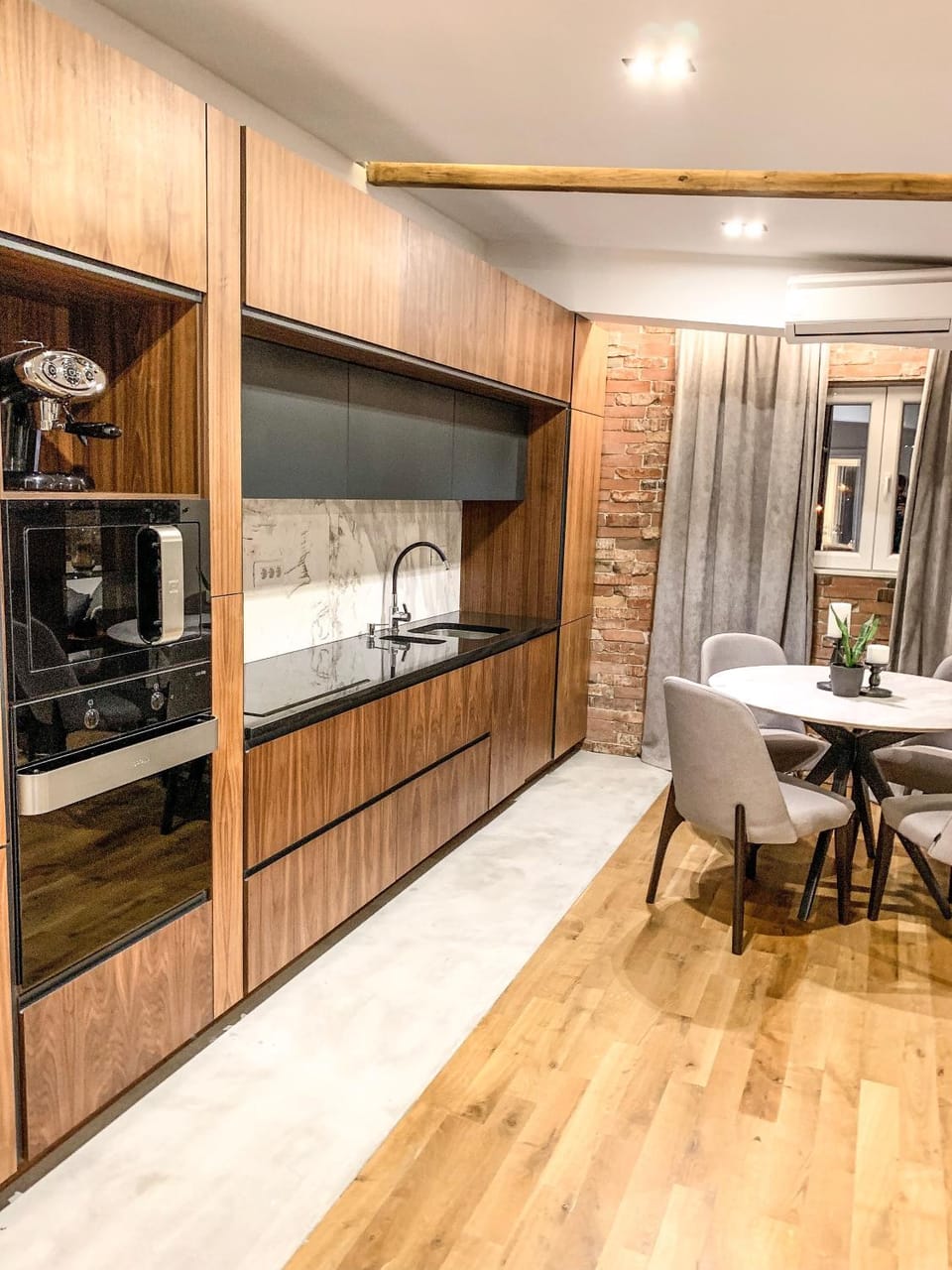 Kitchen or kitchenette, Dining area