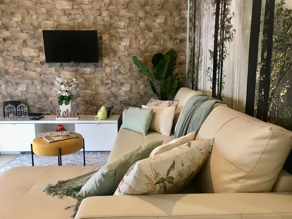 Communal lounge/ TV room, TV and multimedia, Living room
