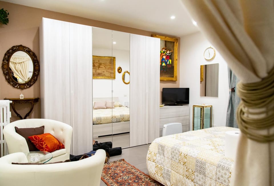 TV and multimedia, Photo of the whole room, Decorative detail, Bedroom