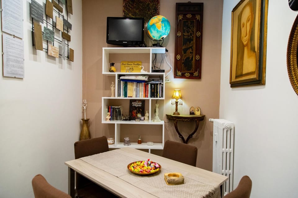TV and multimedia, Living room, Seating area, Dining area