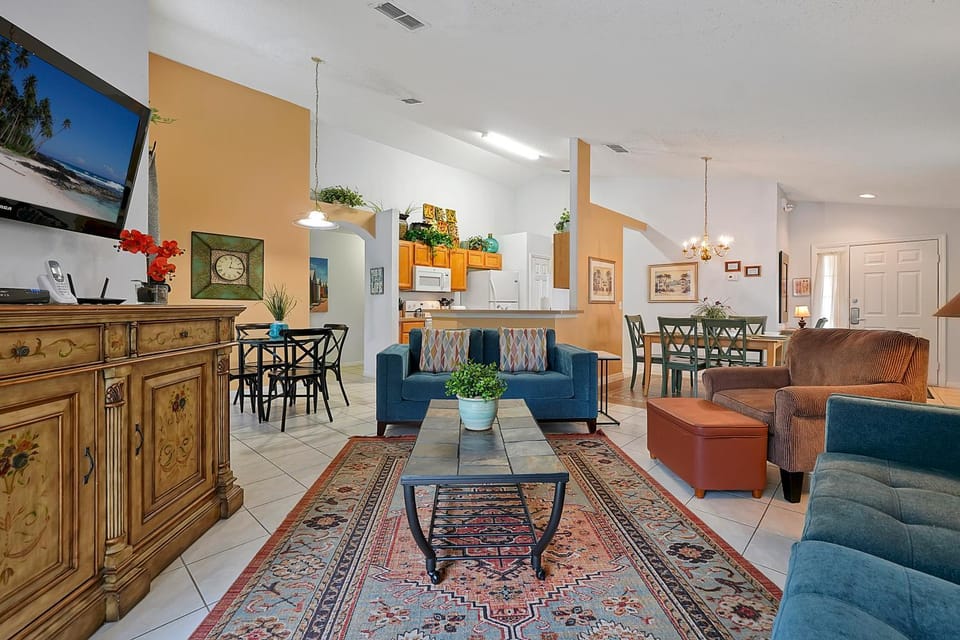 TV and multimedia, Photo of the whole room, Seating area, Dining area