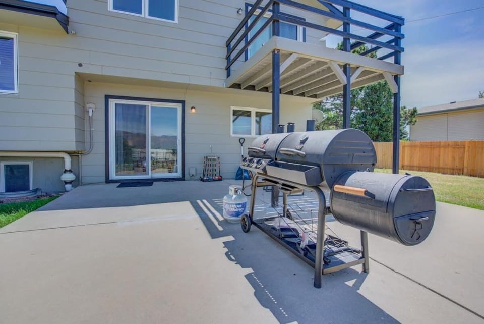 Spacious 4BD Dog-friendly Home near USAF Academy House in Colorado Springs