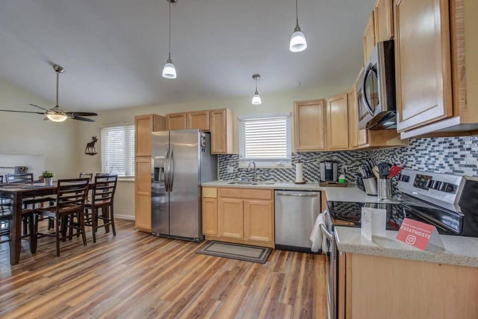 Spacious 4BD Dog-friendly Home near USAF Academy House in Colorado Springs