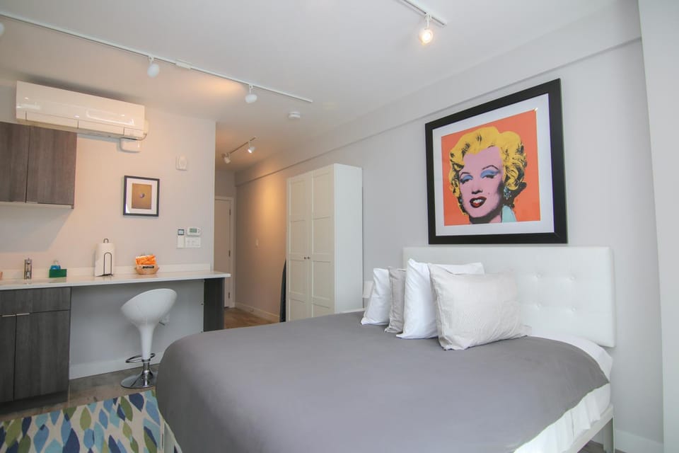 Bed, Kitchen or kitchenette, Seating area, Bedroom