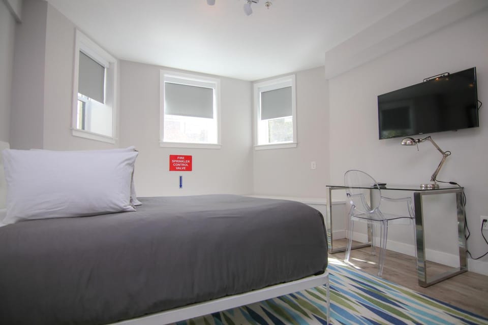 Bed, TV and multimedia, View (from property/room), Bedroom