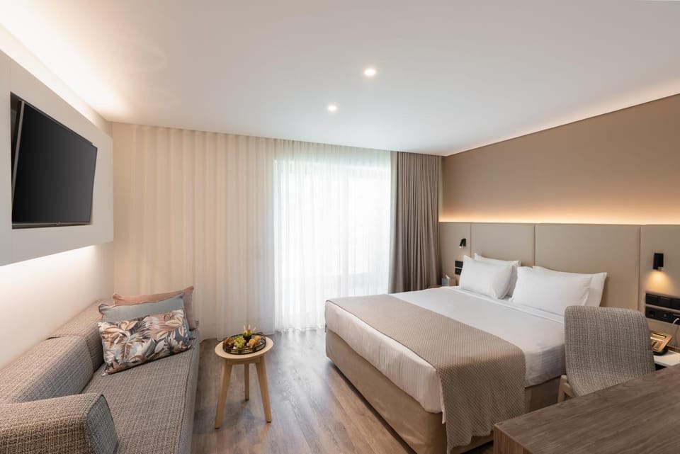 Bed, TV and multimedia, Photo of the whole room, Bedroom