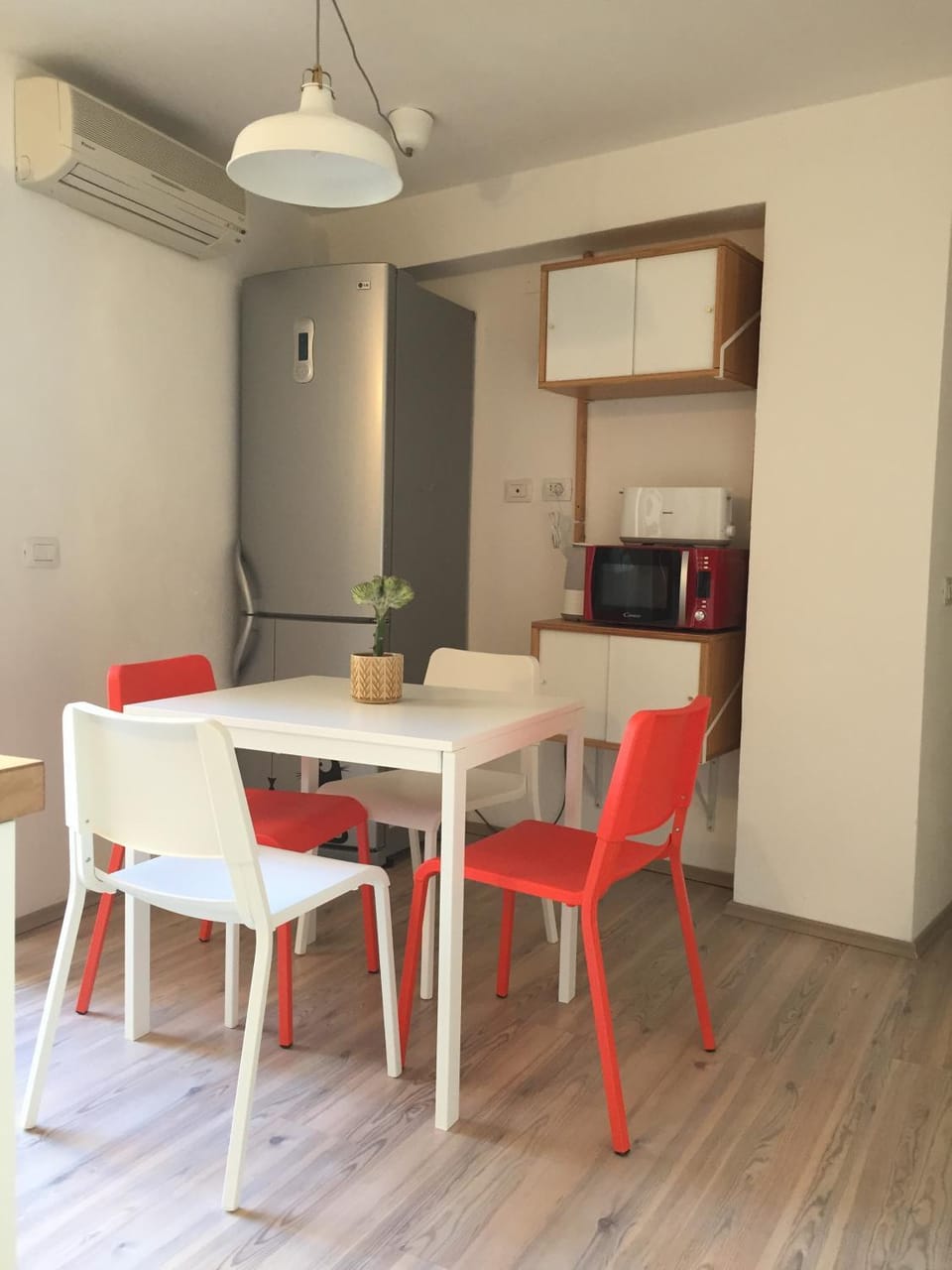 Kitchen or kitchenette, Dining area, oven, toaster, air conditioner