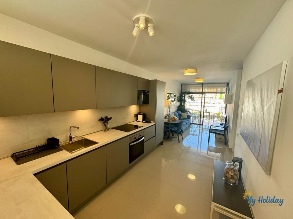 Kitchen or kitchenette, Dining area, stove
