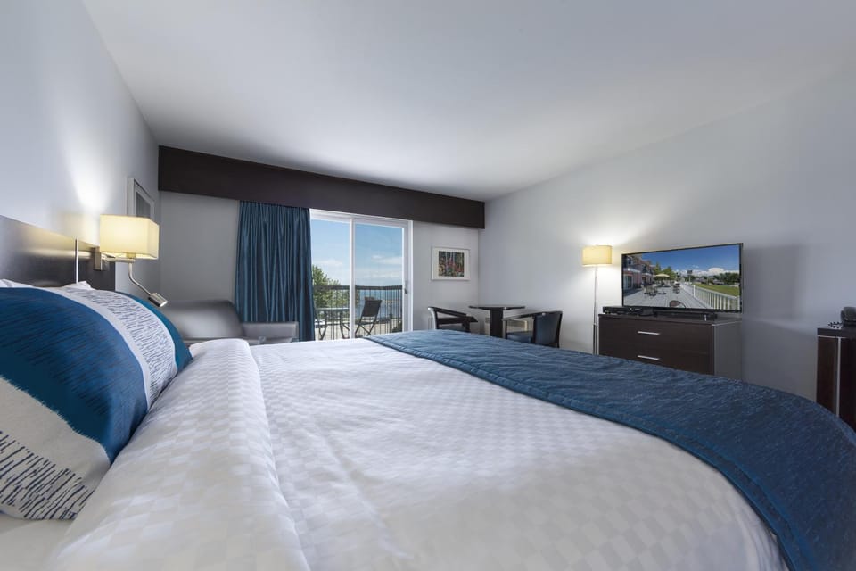 Photo of the whole room, River view