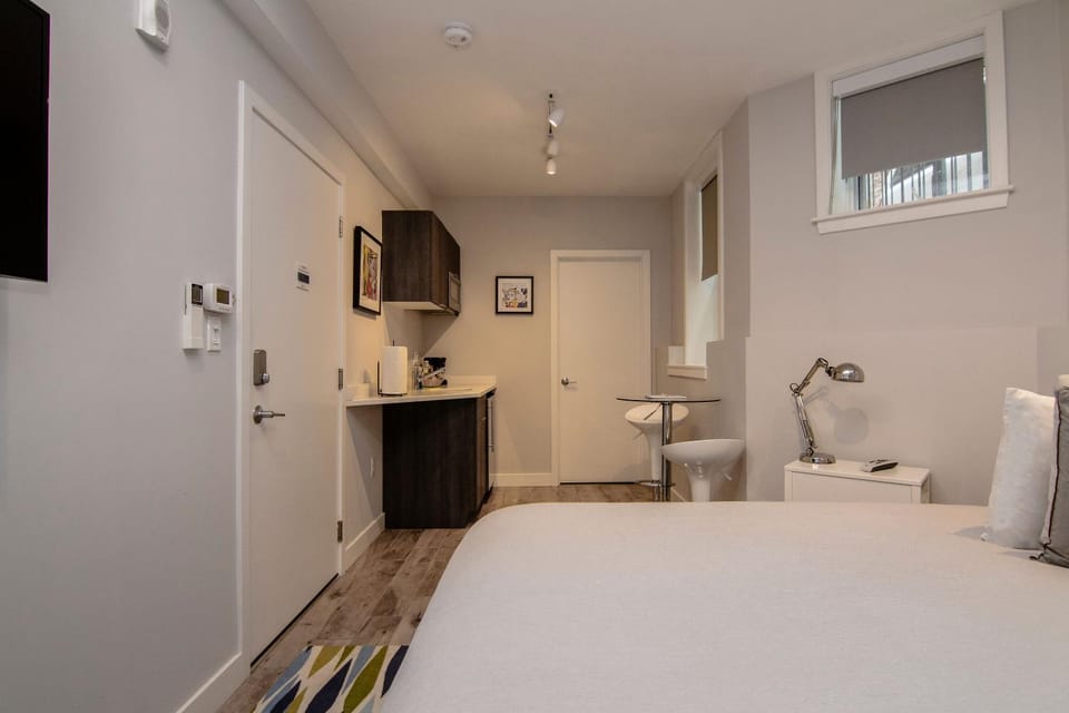 Bed, TV and multimedia, View (from property/room), Kitchen or kitchenette, Seating area, Bedroom
