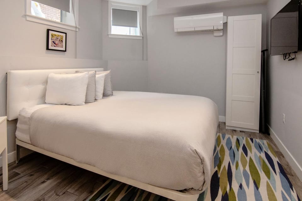 Bed, TV and multimedia, View (from property/room), Bedroom