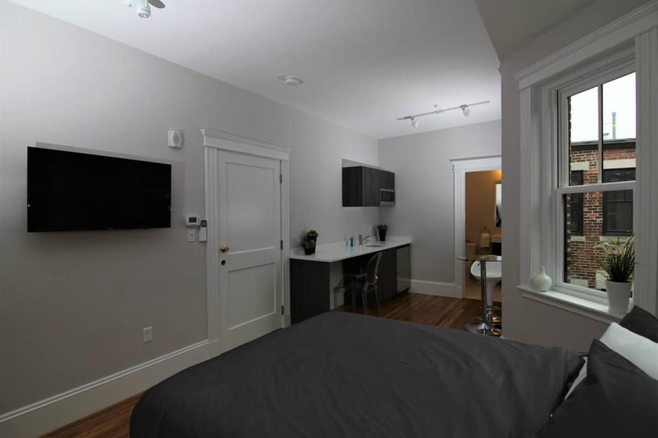 Bed, TV and multimedia, View (from property/room), Kitchen or kitchenette, Bedroom