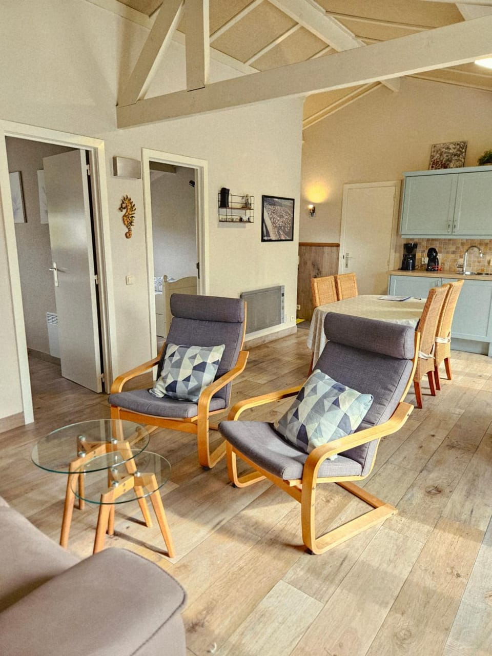 Kitchen or kitchenette, Seating area, Dining area