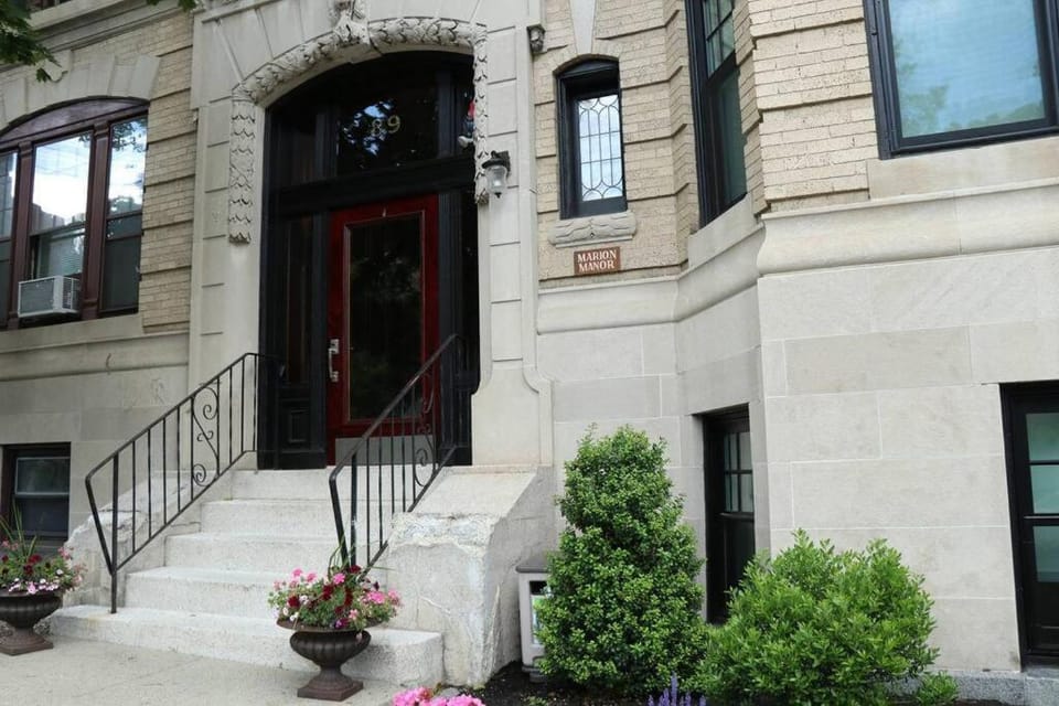 A Stylish Stay w/ a Queen Bed, Heated Floors.. #12 Apartment in Brookline