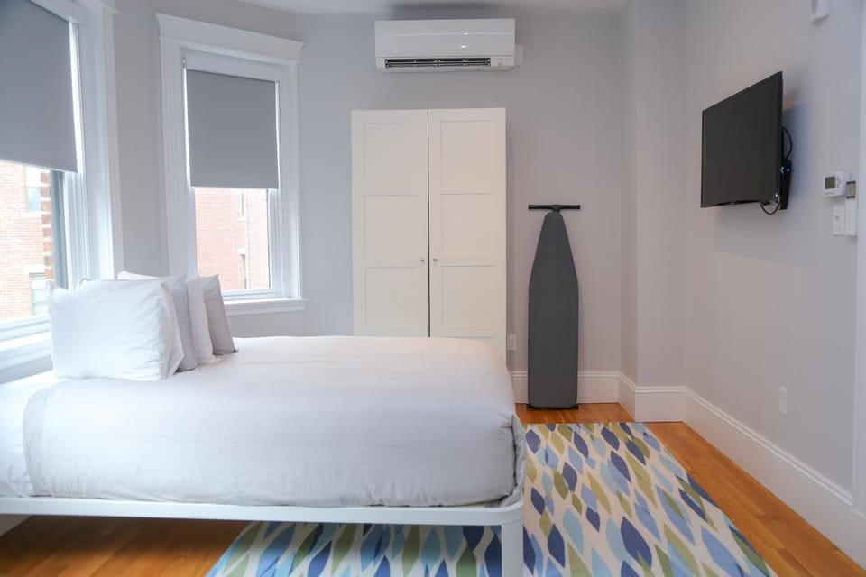 Bed, TV and multimedia, View (from property/room), Bedroom