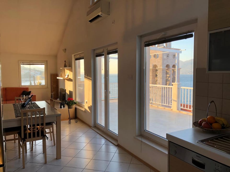Dining area, City view, Sea view