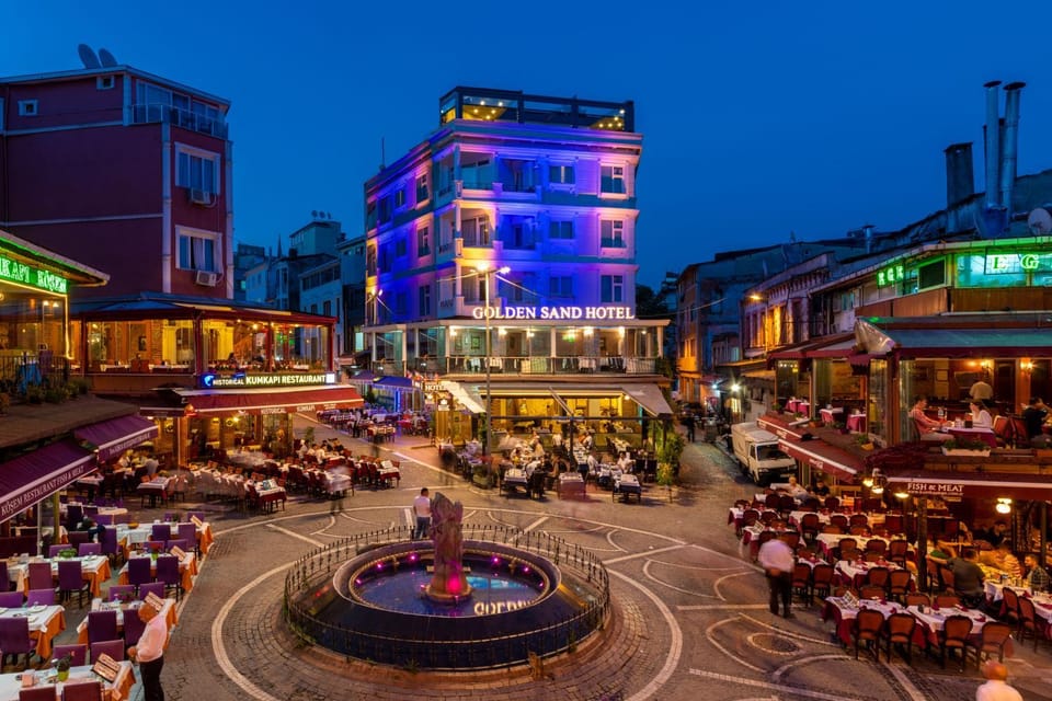 Property building, Restaurant/places to eat, Night, People, Neighbourhood, Food and drinks, Banquet/Function facilities, Evening entertainment, Food, City view, Location