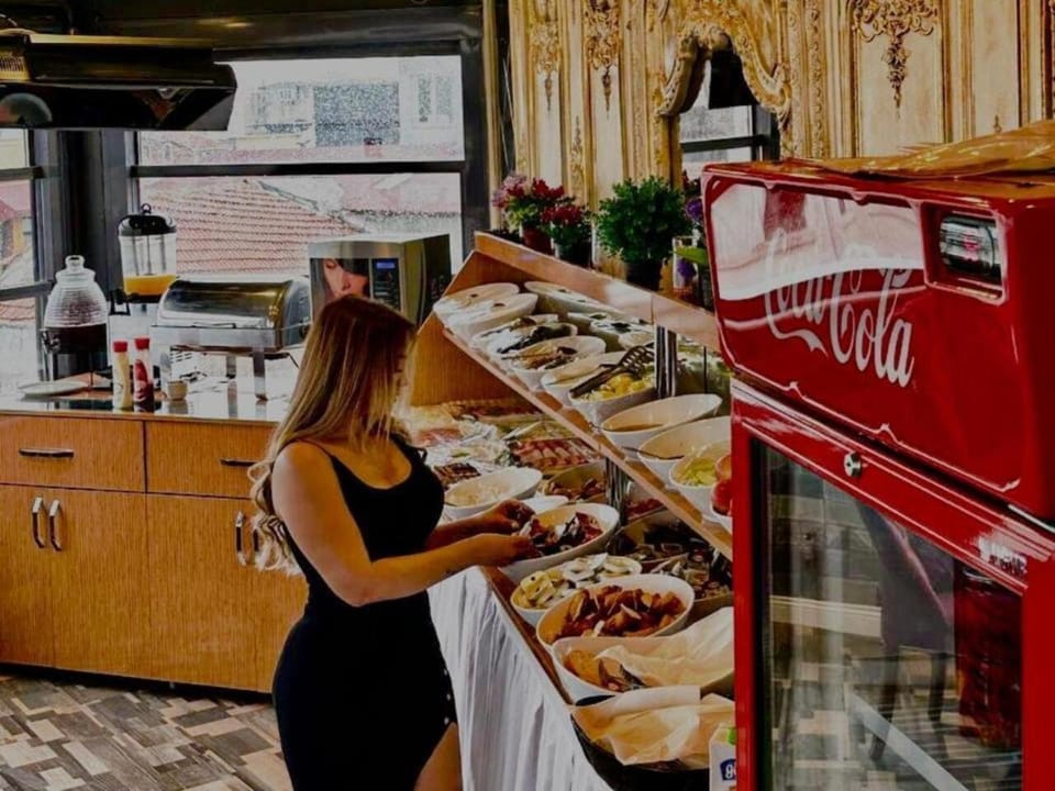 Restaurant/places to eat, People, Breakfast