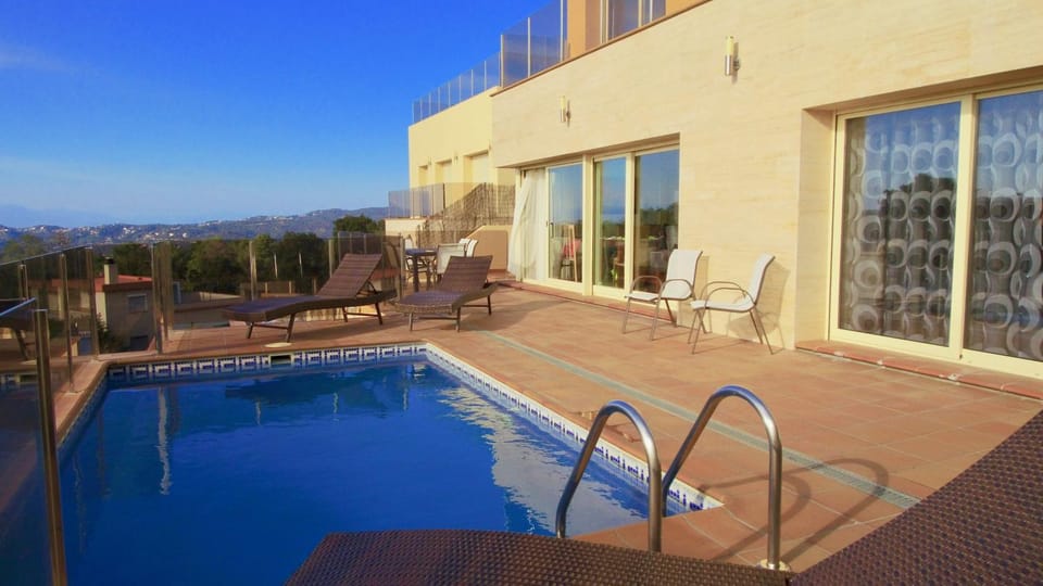 View (from property/room), Other, Swimming pool, sunbed