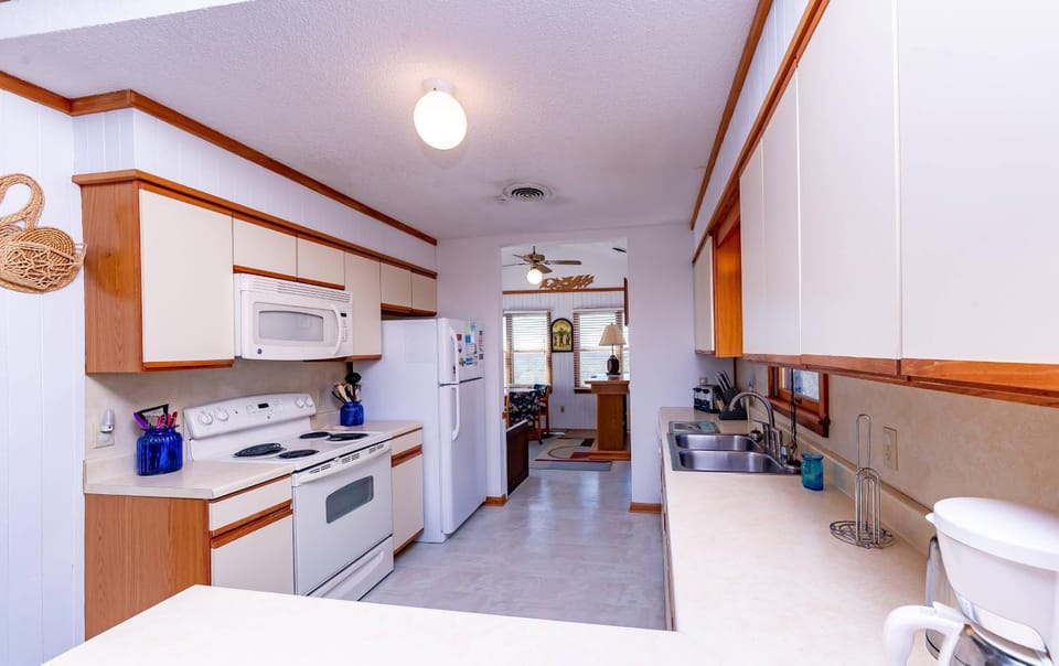 Simply Perfect - S Nags Head MP 19.5, 120 Yds to Beach, Ocean View, Community Pool, Tennis, Sunrises, Sunsets House in Nags Head