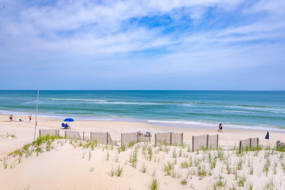Aqua Nights - S Nags Head MP 17.5, Oceanfront, Hot Tub, Pool Table, Pets OK, Flex Stays House in Nags Head