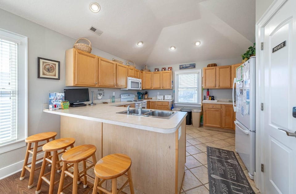 Carolina Sunrise - Corolla, Whalehead, Oceanside, 500 Yds to Beach, Pool, Hot Tub, Volleyball House in Corolla