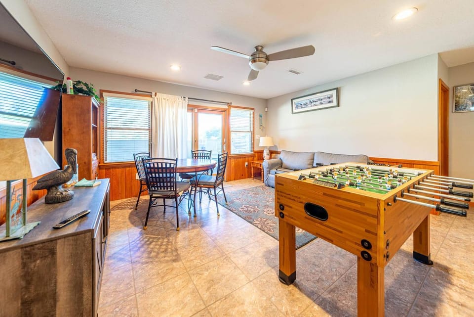 Carolina Sunrise - Corolla, Whalehead, Oceanside, 500 Yds to Beach, Pool, Hot Tub, Volleyball House in Corolla