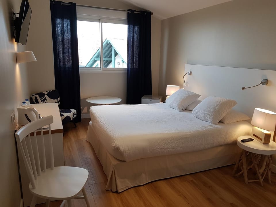 Photo of the whole room, City view, Sea view