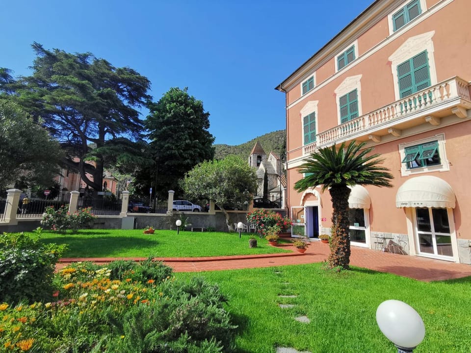 Property building, Facade/entrance, Garden