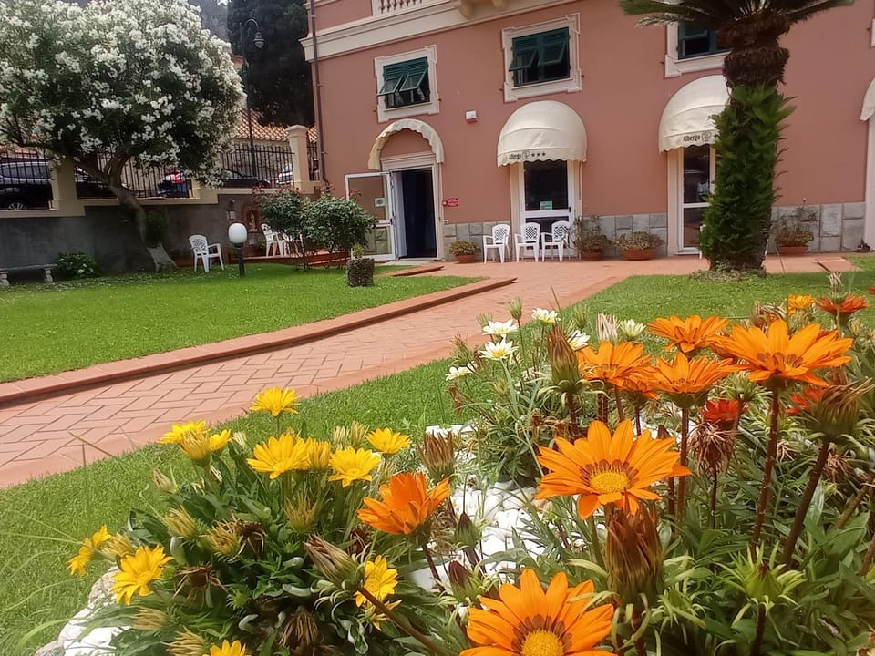 Property building, Facade/entrance, Day, Garden, Garden view
