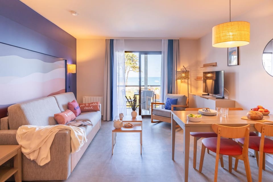 Bed, TV and multimedia, Kitchen or kitchenette, Living room, Photo of the whole room, Seating area, Dining area, Bedroom