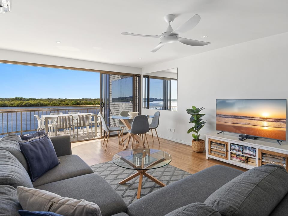 View (from property/room), Balcony/Terrace, Living room, Dining area, River view