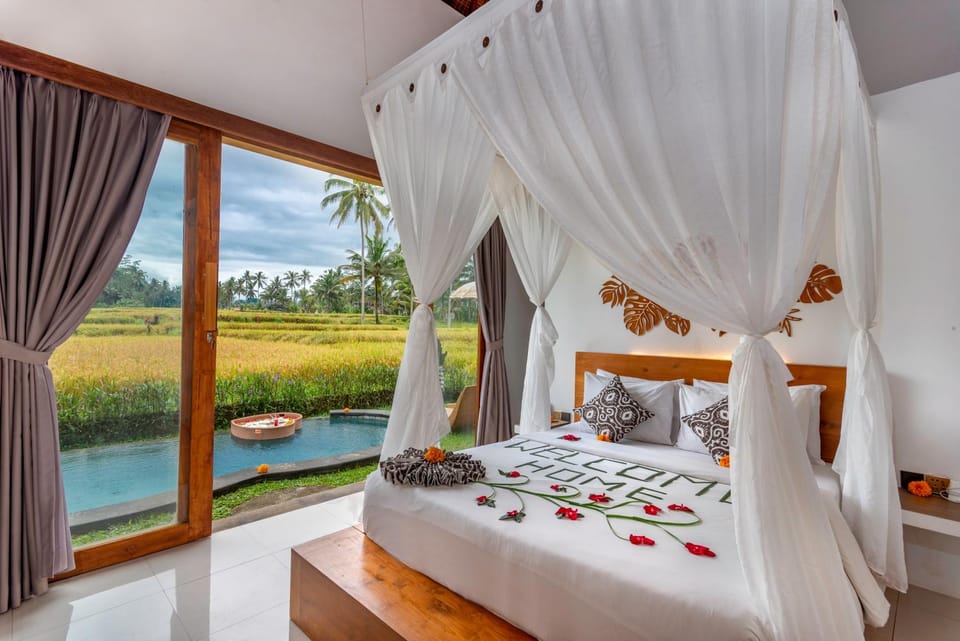 Bed, Natural landscape, Garden, Photo of the whole room, Bedroom, Pool view, Swimming pool