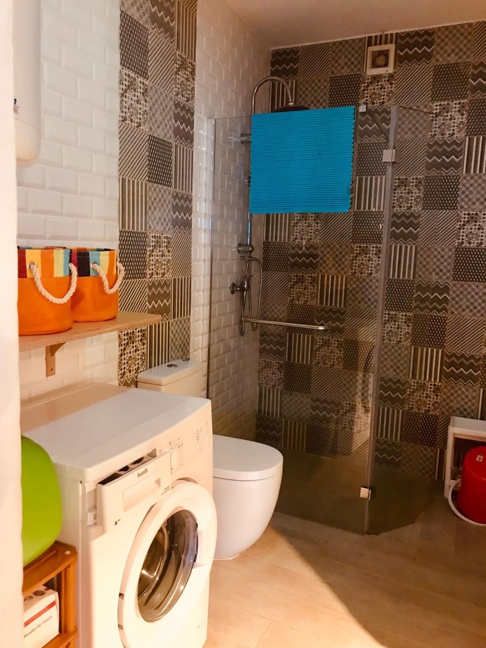 Shower, Toilet