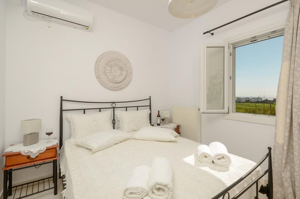 Bed, Photo of the whole room, Bedroom, towels, air conditioner