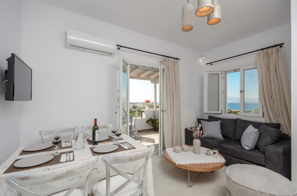 TV and multimedia, Living room, Seating area, Dining area, Evening entertainment