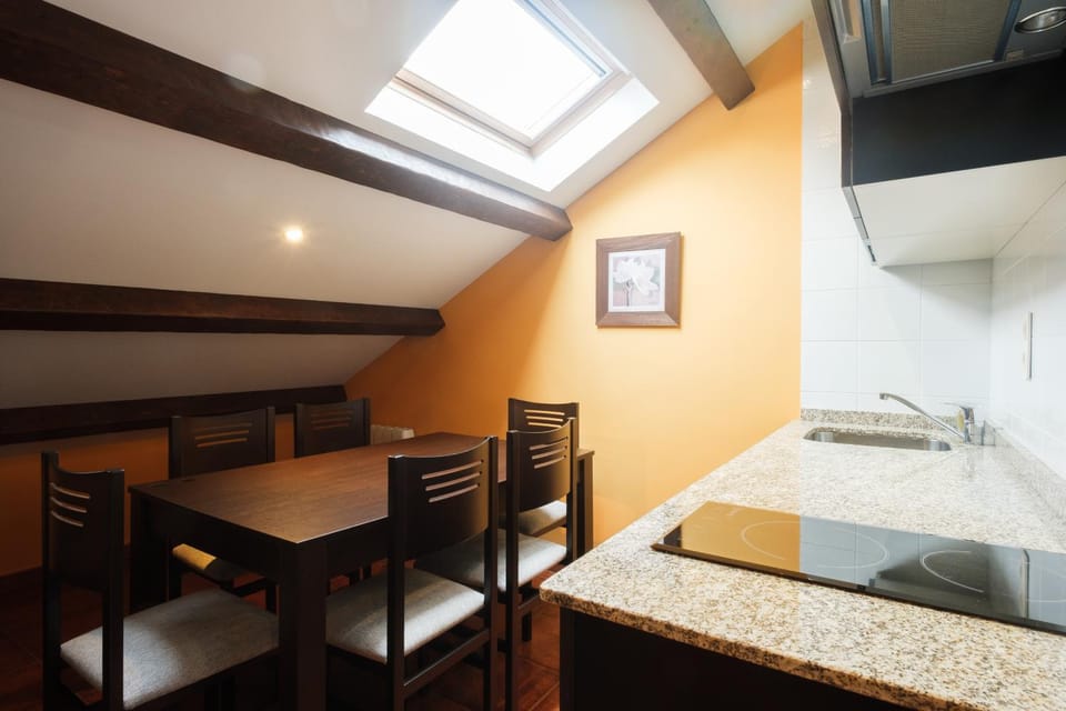 Kitchen or kitchenette, Dining area