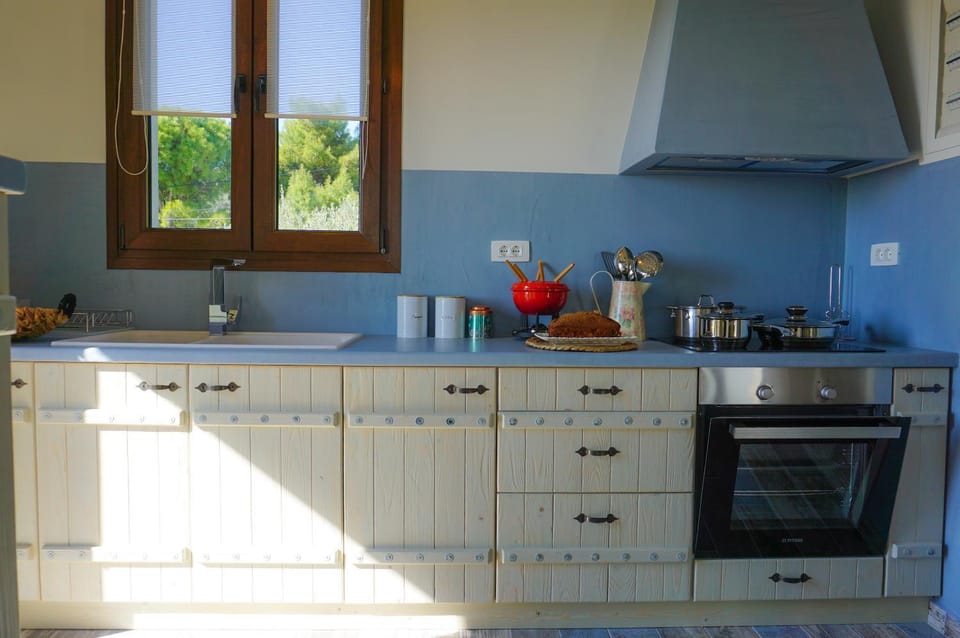 Coffee/tea facilities, Kitchen or kitchenette, stove