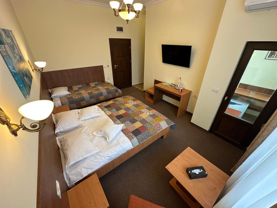 Bed, TV and multimedia, Photo of the whole room, Seating area, air conditioner