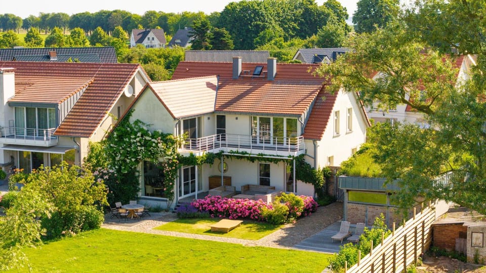Property building, Garden, Balcony/Terrace