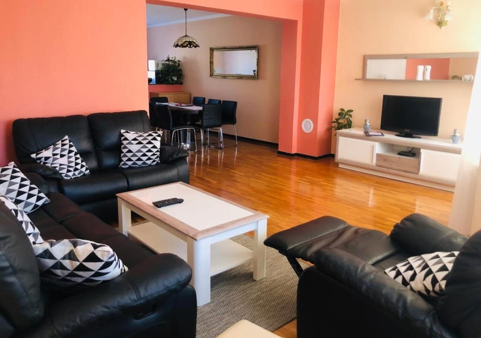 Communal lounge/ TV room, Library, TV and multimedia, Living room, Seating area