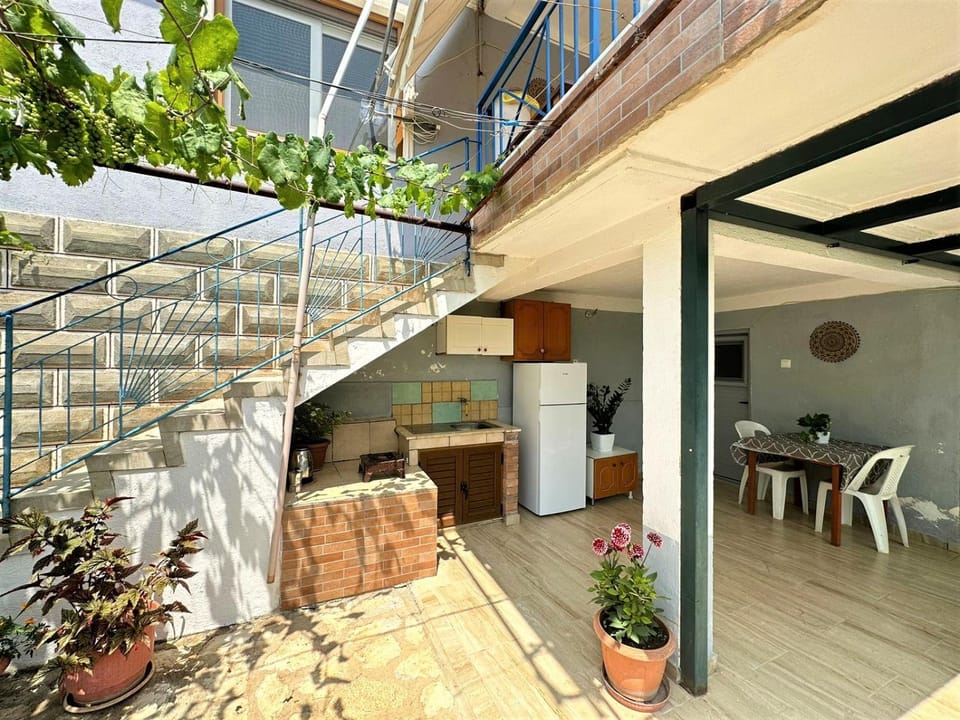Property building, Patio, Balcony/Terrace